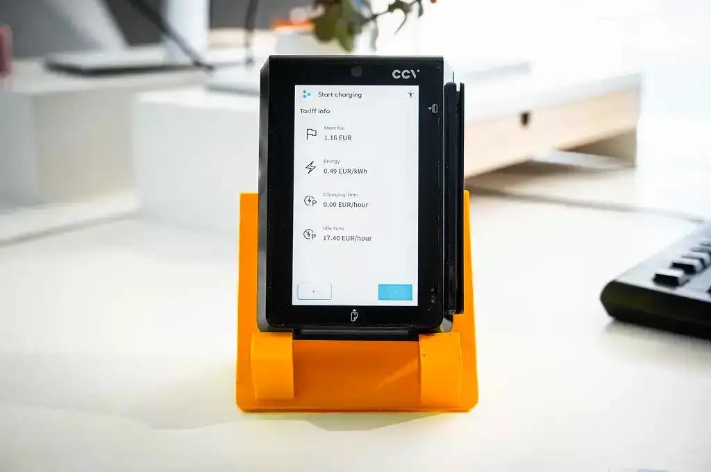 Partenariat Tridens x CCV. Photo d'un terminal de paiement CCV avec un écran d'information sur les tarifs pour les paiements de la recharge des VE.