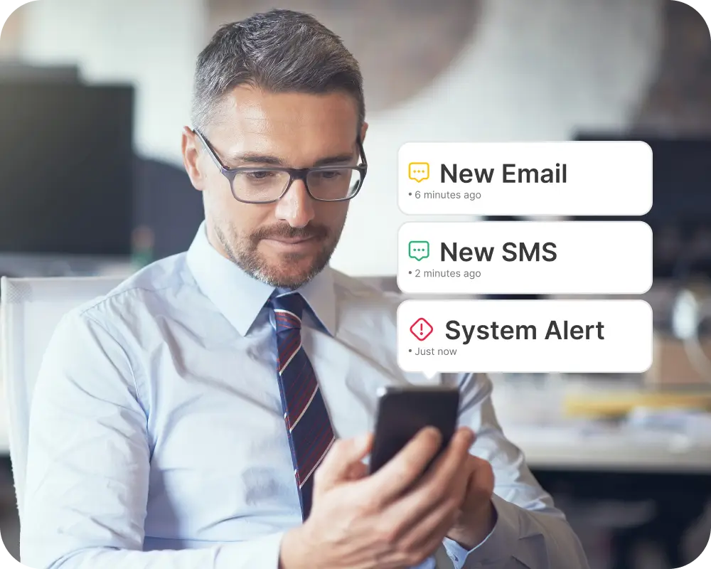 사전 예방적 지능형 TRIDENS EV 충전 경고 및 알림을 위해 휴대폰을 확인하는 남자의 사진, TRIDENS VS MONTA